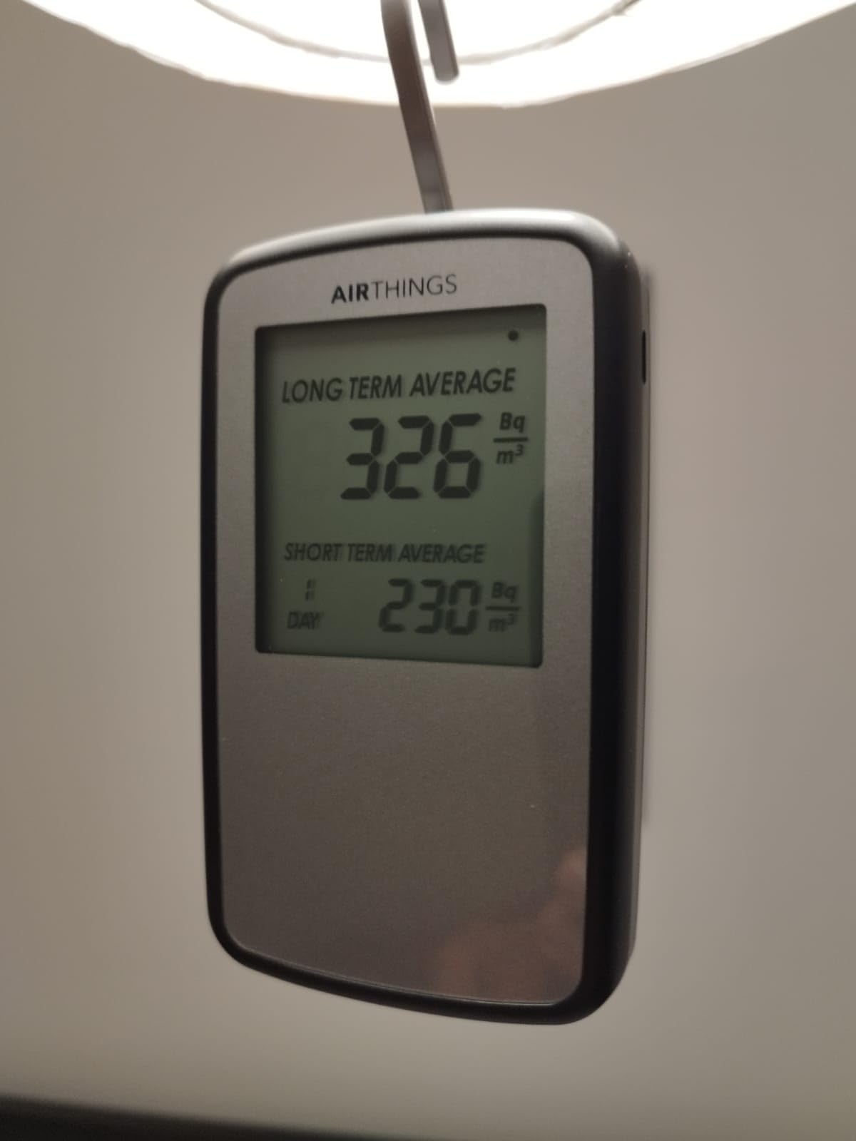 Airthings Corentium Home rilevatore radon display LCD a batteria