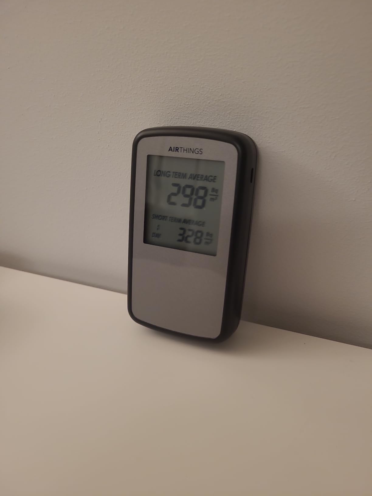 Airthings Corentium Home rilevatore radon display LCD a batteria