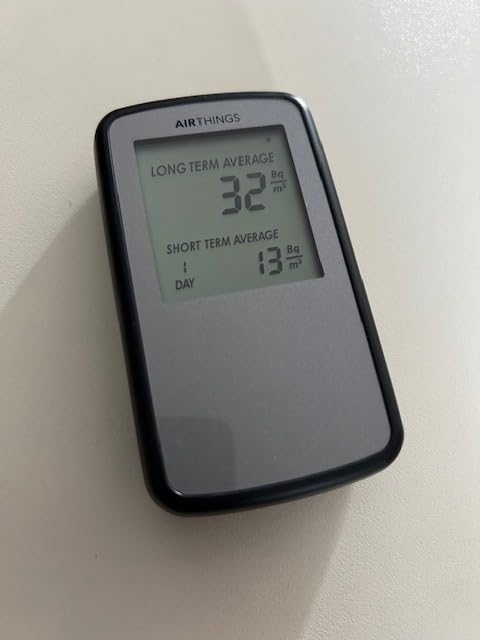 Airthings Corentium Home rilevatore radon display LCD a batteria