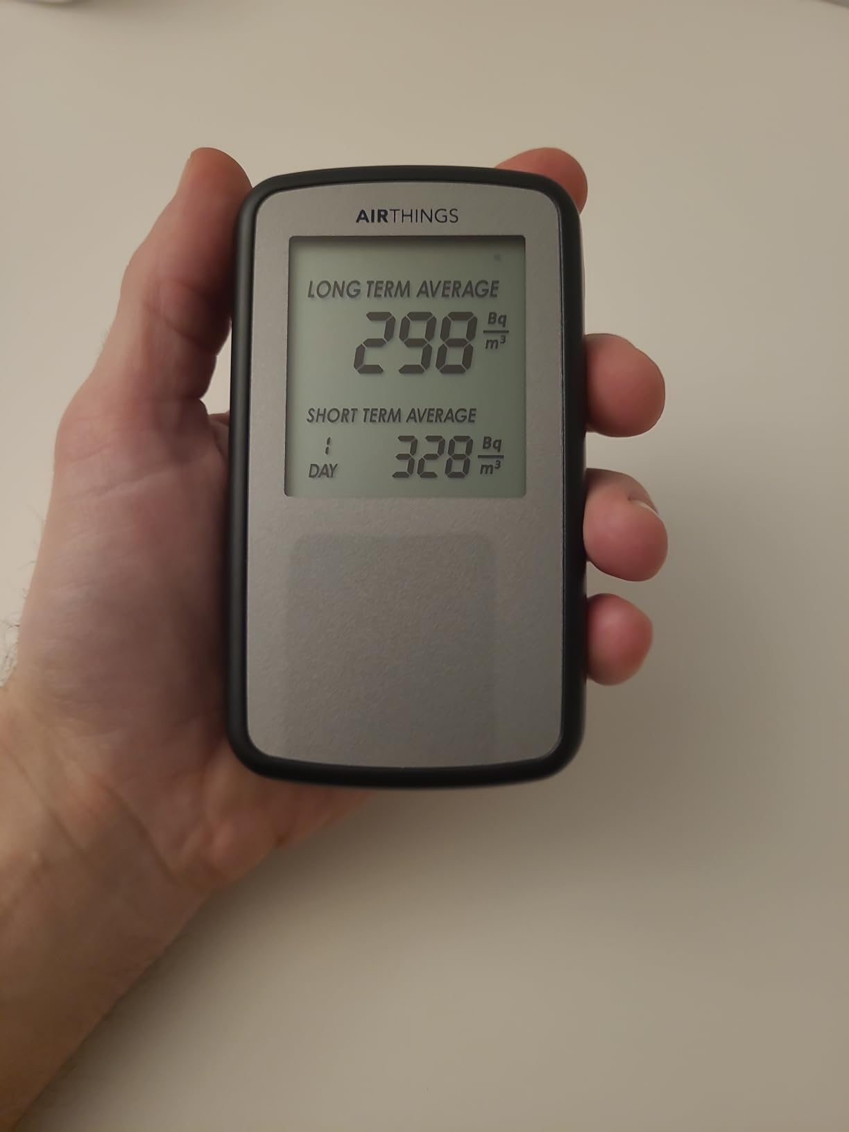 Airthings Corentium Home rilevatore radon display LCD a batteria