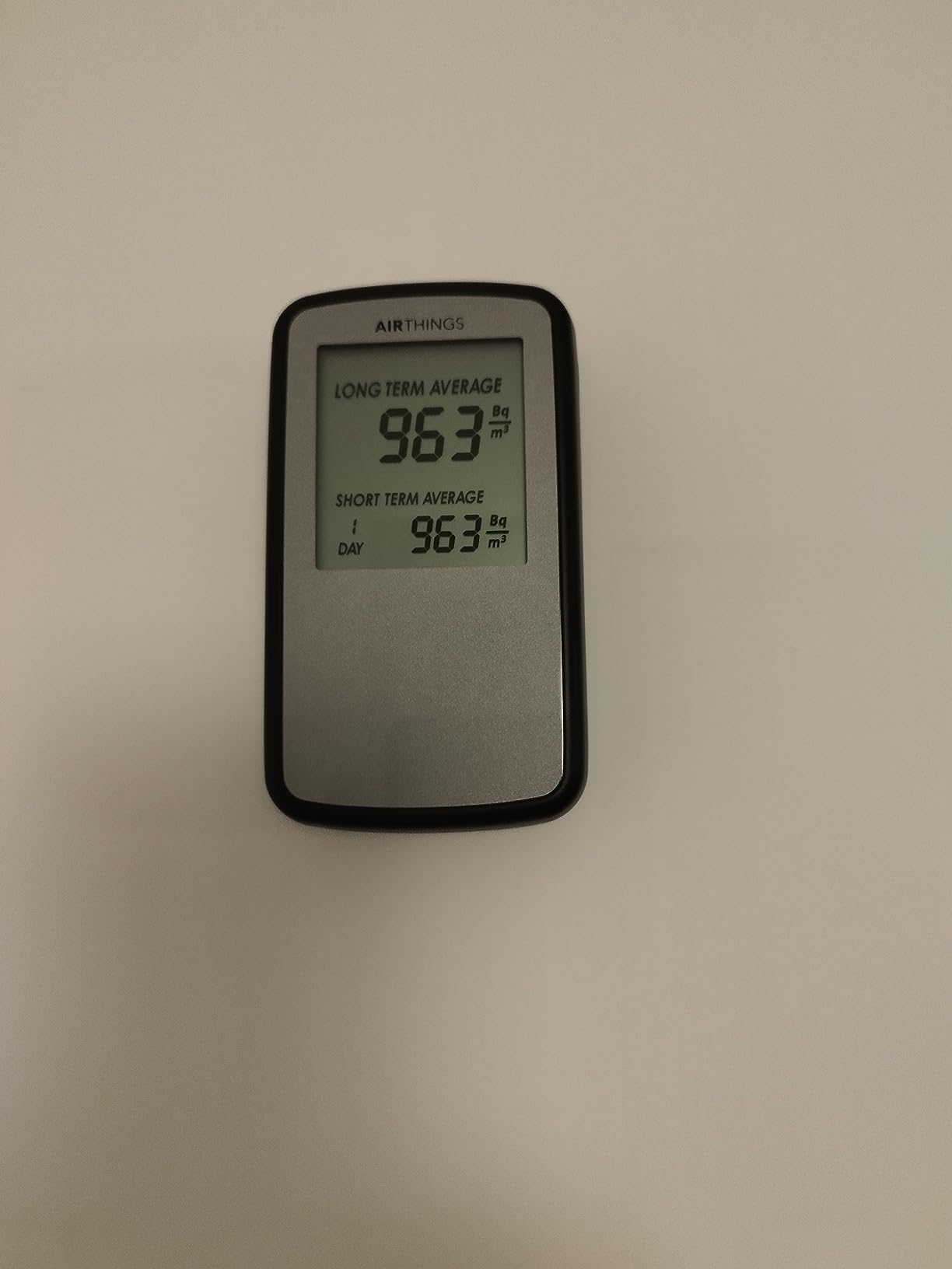 Airthings Corentium Home rilevatore radon display LCD a batteria